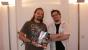 Bioware-Firmenmitbegründer und -chef Dr. Greg Zeschuk posiert mit Volontär Christoph Schuster