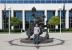 PC-Games-Redakteur Felix Schütz auf dem Innenhof der Blizzard Studios. Neu und cool: Im Zentrum der Anlage steht nun eine fein gearbeitete Statue von Thrall, einem Helden aus dem Warcraft-Universum. 