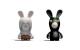 Rayman Raving Rabbids: Splinter Cell- und Assassin’s Creed-Design >>> Die Rabauken-Hasen nicht zu mögen, fällt ob ihrem symphatischen Hang zur maßlosen Selbstüberschätzung schwer. Besonders abgedreht allerdings sind diese beiden, raren Exemplare: Hase im Sam Fisher-Kostüm und Hase im Altair-Kostüm. Figuren-Größe: Je ca. 8cm. Kosten: Je 8 Euro, Shop-Links: <a rel="nofollow noopener" data-google-interstitial="false" href="https://www.pcgames.de/webservices/aref/?a=http%3A%2F%2Fwww.amazon.de%2FRayman-Raving-Rabbits-Figur-Splinter%2Fdp%2FB001QF8AFA%2Fref%3Dpd_bxgy_toy_img_a%3Ftag%3Dpcgcmag-21%26ascsubtag%3Darticle&s=CM1S1P1A694544Z" title="Splinter-Cell-Hase" target="_blank" rel="noopener nofollow">Splinter-Cell-Hase</a><span class="affiliateIcon fontIcon" onclick="msgBox.showAffiliateMsg();"></span>, <a rel="nofollow noopener" data-google-interstitial="false" href="https://www.pcgames.de/webservices/aref/?a=http%3A%2F%2Fwww.amazon.de%2FRayman-Raving-Rabbids-Figur-Assassins%2Fdp%2FB001J2YOP0%2Fref%3Dpd_sim_toy_3%3Ftag%3Dpcgcmag-21%26ascsubtag%3Darticle&s=CM1S1P1A694544Z" title="Assassin's-Creed-Hase" target="_blank" rel="noopener nofollow">Assassin's-Creed-Hase</a><span class="affiliateIcon fontIcon" onclick="msgBox.showAffiliateMsg();"></span>.
