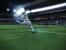 Cristiano Ronaldo von Real Madrid setzt zu einer Flanke an, während das hübsche Flutlicht das Spielfeld erhellt.