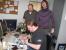 Autogramme gibt es auch anderswo. International Community Manager Sören Stöß und Oliver Tunkel von der Datenbank zeigen sich schwer beeindruckt von Michael Winters Multi-Tasking-Fähigkeiten. Kuchen essen, über Eintracht Frankfurt philosophieren und Autogramme schreiben gleichzeitig? Das kann nur 3D-Spiel-Guru „MiWi“.