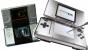 <strong>Mobile Spielekonsolen</strong> - 1989 revolutionierte Nintendo mit seinem Gameboy die Branche und erlaubte Spielern in aller Welt, sich auch unterwegs mit Videospielen zu vergnügen. Lange Zeit galt der Gameboy als die erfolgreichste portable Konsole aller Zeiten. Übertrumpft wurde sie von seinem Nachkommen, dem Nintendo DS.