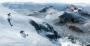 <strong>Shaun White Snowboarding</strong> [br]
Der Panoramablick auf das umliegende Gebirge und die malerischen Täler machen missglückte Stürze und gebrochene Knochen schnell vergessen. Selten sah ein Funsport-Titel so zum schmelzen aus, wie Shaun White Snowboarding.