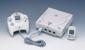 <strong>Segas Dreamcast-Flop</strong> - 1998 veröffentlichte Sega seine bis dato letzte Spiele-Konsole, die heute als echte Retro-Perle gilt. Zwar war die Veröffentlichung erfolgreich und auch die folgende Zeit war dank starker Spiele-Titel äußerst vielversprechend. Doch mit Sonys Ankündigung der PlayStation 2 geriet der Dreamcast in eine Spirale des Niedergangs, von der sich Sega als Konsolen-Hersteller nicht erholte. Und das obwohl die Dreamcast ihrer Zeit weit voraus war. Auch heute erscheinen noch Spiele-Titel von kleinen Indie-Entwicklern. Gefloppt, aber nicht vergessen.