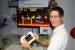 N-ZONE-Kollege Christoph Kraus bei einer Test-Session mit dem Wii U GamePad. Mittels Stylus darf der fünfte Spieler die anderen mit virtuellen Plattformen unterstützen.