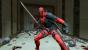 Er redet ununterbrochen, sogar in drei Stimmen. <strong>Deadpool </strong>ist wahrscheinlich nicht der typische Superheld oder generell irgendwie typisch. Sein Kampfstil mit zwei Schwerten und die Fähigkeit, hinter sich zu schießen machen ihn schon zu einem unglaublich coolen Kämpfer, im gleichnamigen Videospiel kommen einem diese Fähigkeiten oft zu Gute. Und diese Schleichanimation ist wahrscheinlich die beste, die es jemals gab...