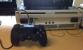 <strong>Stets den Controller laden</strong> müssen wir vor allem bei den neuen Konsolen. Der Dualshock 4 braucht viel Energie. Am besten nicht erst laden, wenn er seinen Dienst verweigert. Das erspart Frust. Soll uns mitten im Spiel schließlich nicht passieren.