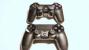 Der Dual Shock 4 Controller im Größenvergleich mit dem Dual Shock 3 Controller der Playstatioin 3.