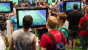<strong>Freunde</strong> - Alleine ist es auf der Messe nur halb so spaßig. Bringt also Begleitung mit. Idealerweise natürlich ebenfalls Gamer, schließlich wollt ihr die Atmosphäre nicht damit drücken, euch in der Warteschlange über Flüchtlingspolitik zu unterhalten, wenn ihr eigentlich lieber über Fallout 4 quatschen wollt.