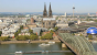 <strong>Den Kölner Dom besichtigen</strong> - falls ihr es noch nicht getan habt. Die Besichtigung von Weltkulturerbe sollte man sich nicht entgehen lassen und in knapp einhundert Meter Höhe habt ihr eine sagenhafte Aussicht auf die gesamte Stadt. Und nein, die Bude hat keinen Aufzug, nur eine enge Wendeltreppe nach oben.