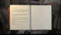 Das Tagebuch enthält auch eine Hilfefunktion, die vage Hinweise ausspuckt - hier auf die Kombination des Türschlosses. Wenn nicht gerade ein Bug dazwischenfunkt, wie hier der Blindtext für den Hinweis in der letzten Zeile.