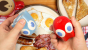 Die <strong><a class="posRel pe-4" href="https://www.getdigital.de/Pac-Man-Geister-Salz-und-Pfefferstreuer.html" target="_blank" rel="noopener " >Pacman Salz- und Pfefferstreuer<span class="icon extLinkIcon posAbs"></span></a></strong> eignet sich vielleicht besser als Geschenk zur Wohnungseinweihung, aber verkehrt sind diese putzigen Küchenutensilien sicher nicht.
