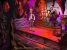 In <strong>Monkey Island 3</strong> erwartet uns ein merkwürdiger Jahrmarkt der ganz anderen Art. An Stelle von Freude verbreiten die verkleideten Angestellten wohl eher Angst und Schrecken und auch die Fahrgeschäfte haben bereits bessere Tage gesehen. Der kleine Hunger sollte uns dort übrigens auch nicht überkommen, sonst können wir uns gleich in der Geisterbahn als wandelnde Leiche bewerben.