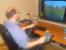 Lenkrad, Pedale, Seitencontroller und ein schön großer Monitor - so lässt es sich fein landwirtschaften.