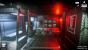 République (PS4): Die Verwahrungszellen, in denen man Hope einsperrt, stellen auch gleichzeitig den Zugang zum Datenhändler (am hinteren Terminal) dar.