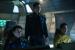 Kirk (C. Pine, Mitte) auf der Brücke. Neben ihm Chekov (A. Yelchin, links) und Sulu (J. Cho, rechts), dem die Macher ein sehr privates Rollendetail zuschrieben.