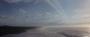 Wunderschöne Kameraarbeit: Ein Shuttle fliegt über einen Strand, am Himmel sind Planetenringe zu sehen.