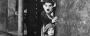 Charly Chaplin in einer seiner Stummfilm-Paraderollen als Tramp, der ein Findelkind großzieht ("Der Vagabund und das Kind")