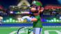 Luigi gehört natürlich standesgemäß zur Auswahl eines jeden Mario Tennis-Spiels. Im Publikum hat er sogar Fans mit passender Bekleidung wie Shirts und Mützen.