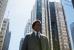 Szenenbild: "Roman J. Israel, Esq." - Roman auf dem Weg durch Los Angeles aus der Froschperspektive mit Wolkenkratzern im Hintergrund.