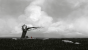 Ein einsamer Baum in einer trostlosen Landschaft: So beginnt Far: Lone Sails.