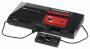 Die erste Variante des Sega Master System bietet sowohl einen Schacht für Steckmodule (oben), als auch einen für „My Card“-Speicherkarten (vorne). Im Gegensatz zum Master System verfügt es zudem über einen Reset-Schalter und einen Erweiterungsschacht auf der Rückseite.