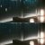 Raytracing bei Cyberpunk 2077: Mit Raytracing (oben) gibt es unter anderem realistische Spiegelungen im Fenster (siehe die roten Zahlen als Markierung).