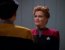 Der leicht enervierte Gesichtsausdruck ist gerechtfertigt: Kate Mulgrew bekam eine Perücke verpasst, die ihr vor jeder Einstellung „An den Kopf genagelt“ wurde.