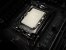 Auf diesem Foto mit einem Core i9-12900K erkennen erfahrene Nutzer, dass die CPUs für den Sockel 1700 etwas länglicher sind als frühere Mainstream-CPUs. Daher ist beim Kühler-Kauf Vorsicht geboten, auch wegen der Montagevorrichtung.