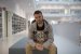 Der Gründer Niko von Studio Merkas sitzt in der Stuttgarter Bibliothek und liest wieder mal ein Buch über Games, Management oder irgendetwas in die Richtung.