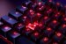 Bei dieser SteelSeries Apex7 sieht man nach Abnehmen einer Tastenkappe einen der Red-Switches mit RGB-Beleuchtung