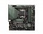 In der oberen Hälfte mittig ist der Sockel gut zu erkennen - statt einer CPU sitzt ein Transportschutz im Slot (Mainboard: MSI MAG B660M Bazooka)