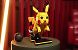 Pikachu springt in diesem dynamischen LEGO-Modell aus dem Pokéball.