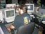 <i><strong>Blick hinter die Kulissen:</strong> Ein seltener Einblick in das frühe Blizzard-QA-Testing. Klobige Röhrenmonitore, stapelweise Notizen und das klassische Diablo-II-Interface auf dem Bildschirm prägten den Arbeitsalltag der Entwickler in der Ära des großen Level-99-Rennens.</i>
