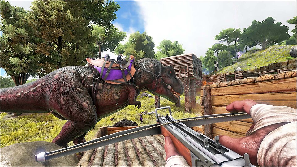 Der Spieler zielt mit einer Armbrust auf einen Dino mit Sattel.