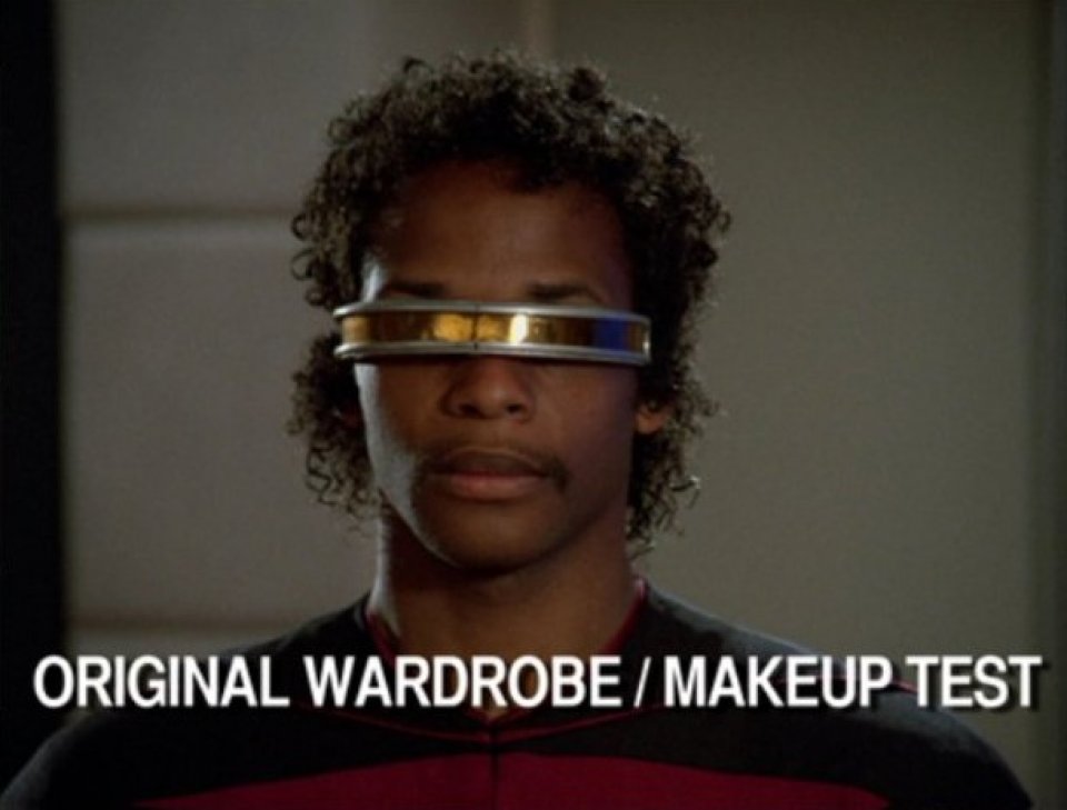 Der in Fankreisen liebevoll „Nicht Geordi“ genannte Statist sorgt in dem mysteriösen Testvideo für gute Laune: Seine Frise ist schick, passt aber überhaupt nicht zu dem Laforge, wie wir ihn heute kennen.
