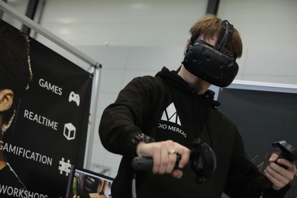 Ein Praktikant von Studio Merkas demonstriert eine VR-Anwendung.
