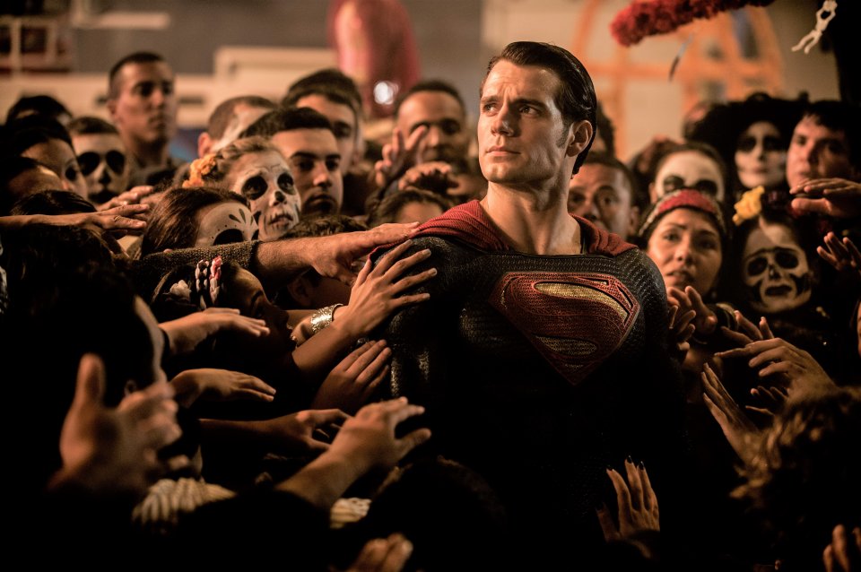 Superman umringt von Bewunderern.