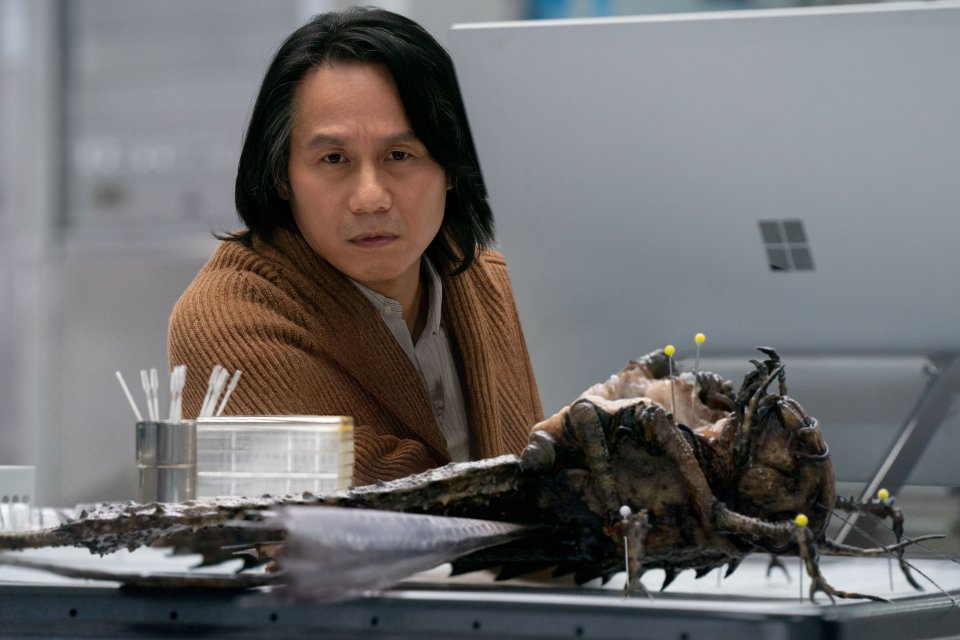 B.D. Wong mit Riesenheuschrecke