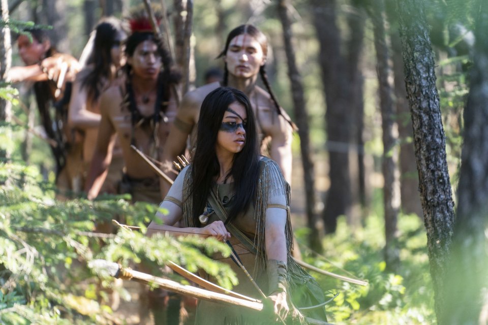 Naru (Amber Midthunder), Taabe (direkt dahinter, Dakota Beavers) und die Jäger der Komantschen