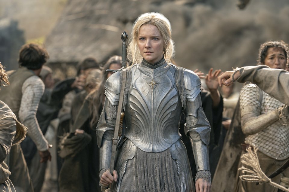 Galadriel steht auf dem Schlachtfeld.
