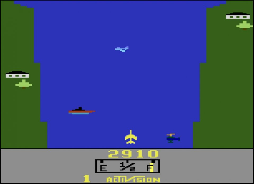 Ein Flugzeug fliegt in River Raid einen Fluss entlang.