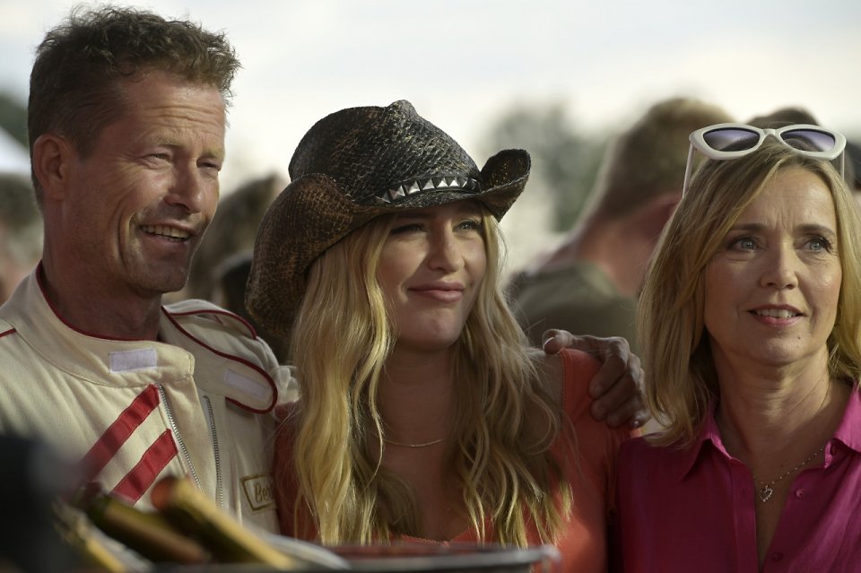 Til Schweiger in der Rolle von Bertie, gemeinsam mit seiner Tochter Luna ("Mücke") und Tina Ruland (Uschi).