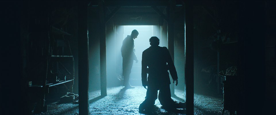 Eine der Schlüsselszenen des Films, die in einem Bunker der Schützengräben gedreht wurde und mit wenig Licht und vielen Kontrasten ein schönes Bild erzeugt.