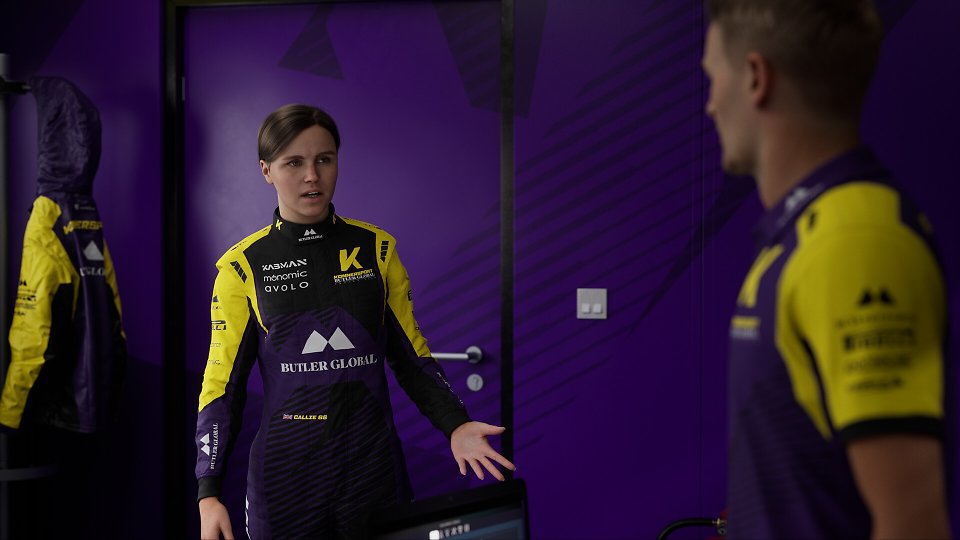 Fahrerin Callie Mayer spricht mit Casper Akkerman