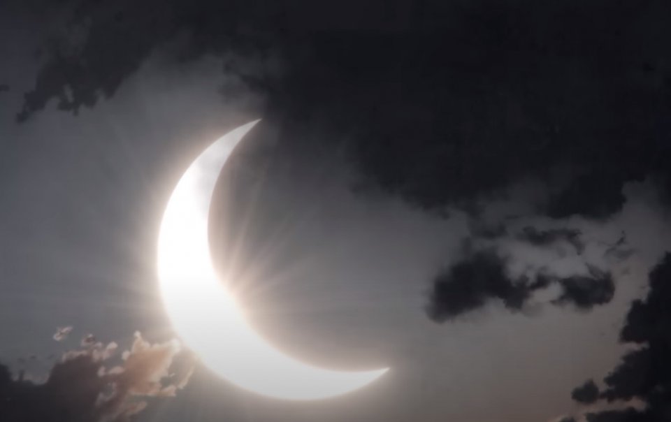 Die Sonne droht verschlungen zu werden