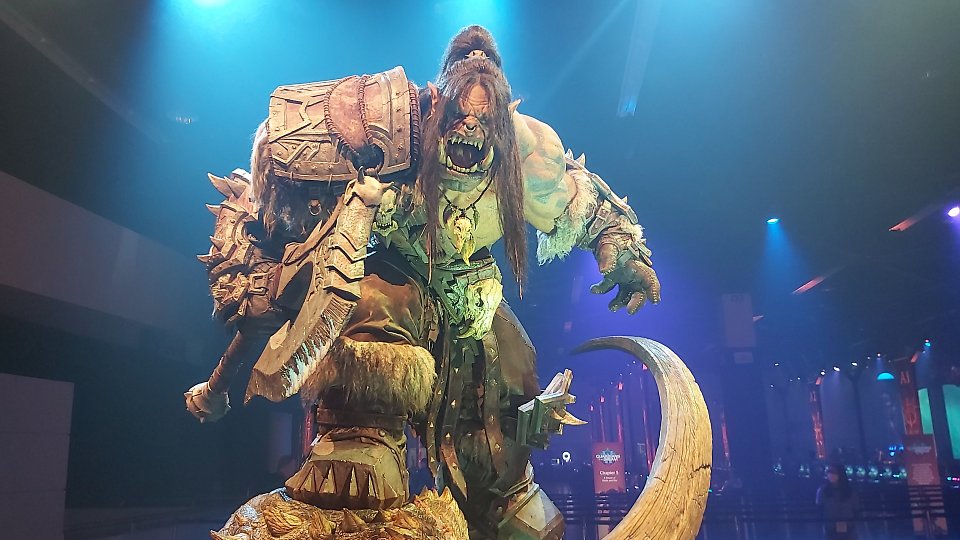 Gewaltige Statuen in den Hallen sorgten für die richtige Stimmung.