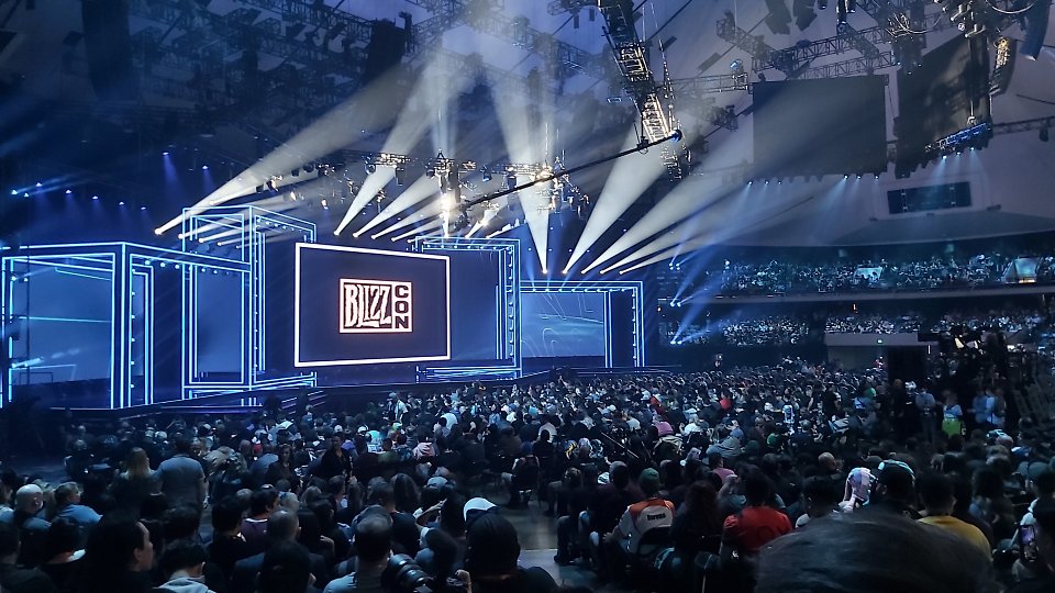 Die Arena des Conventions Center war viel zu klein für alle Besucher der BlizzCon 2023.