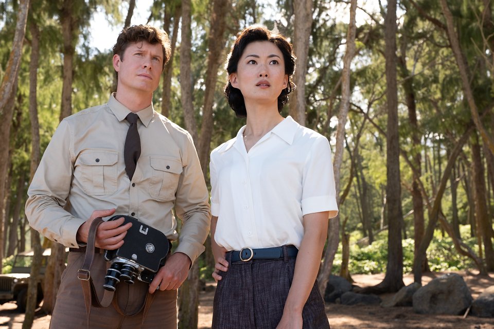 Anders Holm und Mari Yamamoto in Monarch: Legacy of Monsters