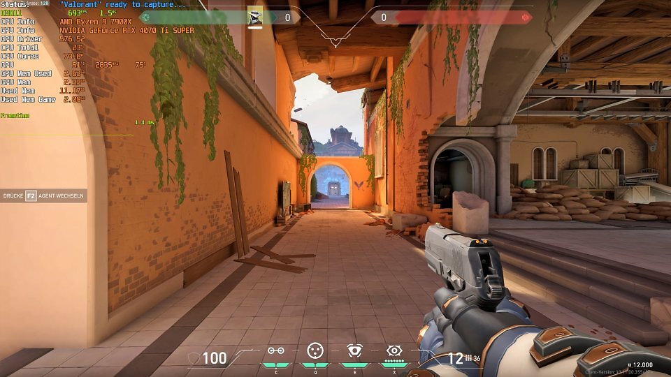 Eine Momentaufnahme aus unseren Latenzmessungen. Diese Szene können wir nahezu pixelgenau reproduzieren. Bei freigeschalteten Bildraten liefert unser Testsystem knapp 700 Fps. Die GPU-Auslastung von 75 Prozent weist auf ein CPU-Limit hin.